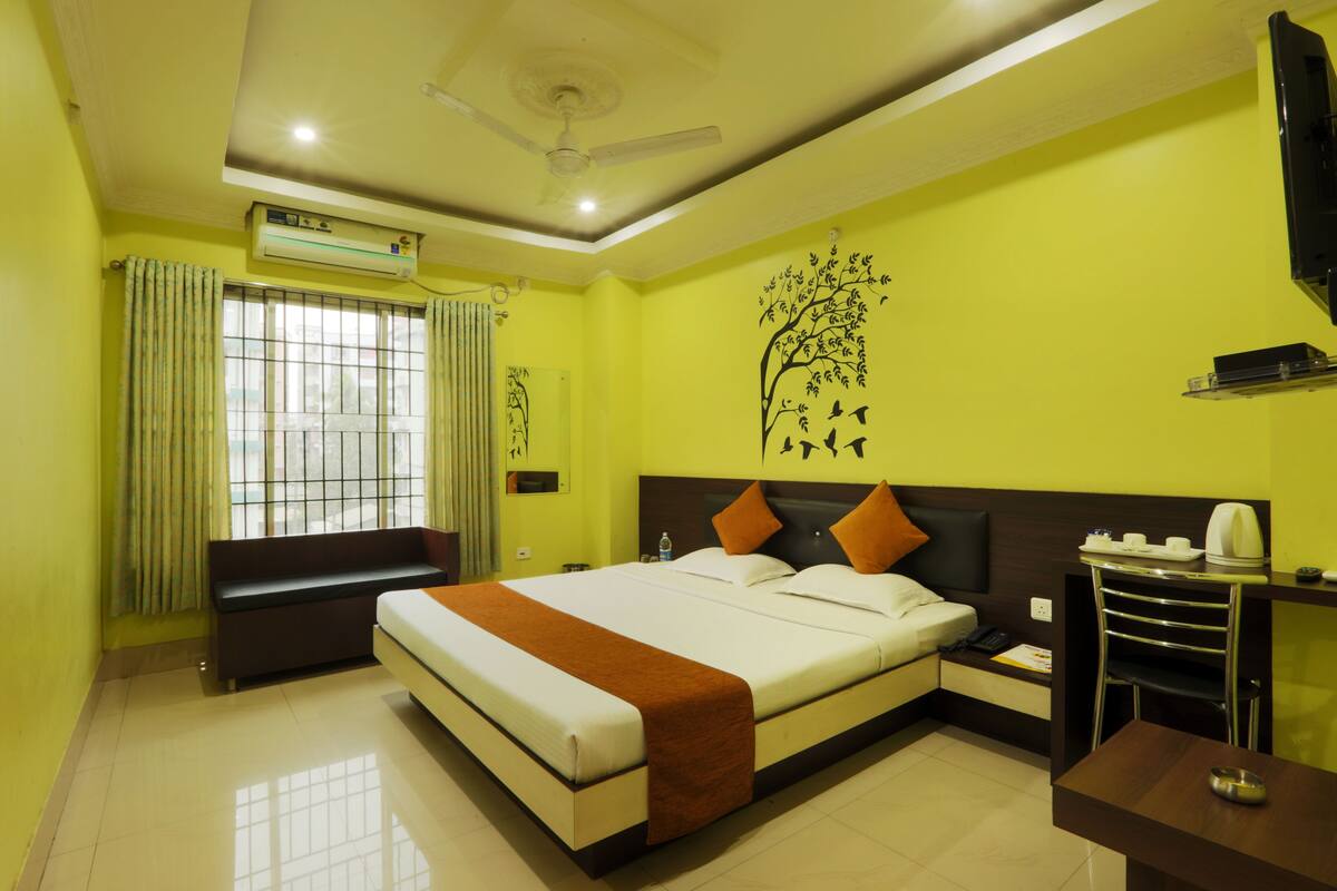 Premium bedding, desk, blackout drapes, soundproofing