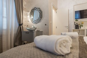 Design Double or Twin Room, 1 Bedroom, City View(Room 12) | Luxe beddengoed, een minibar, een kluis op de kamer