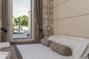 Design Double or Twin Room, 1 Bedroom, City View(Room 11) | Luxe beddengoed, een minibar, een kluis op de kamer