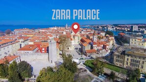 Un paisaje urbano con un edificio de techo rojo destacado, identificado como
