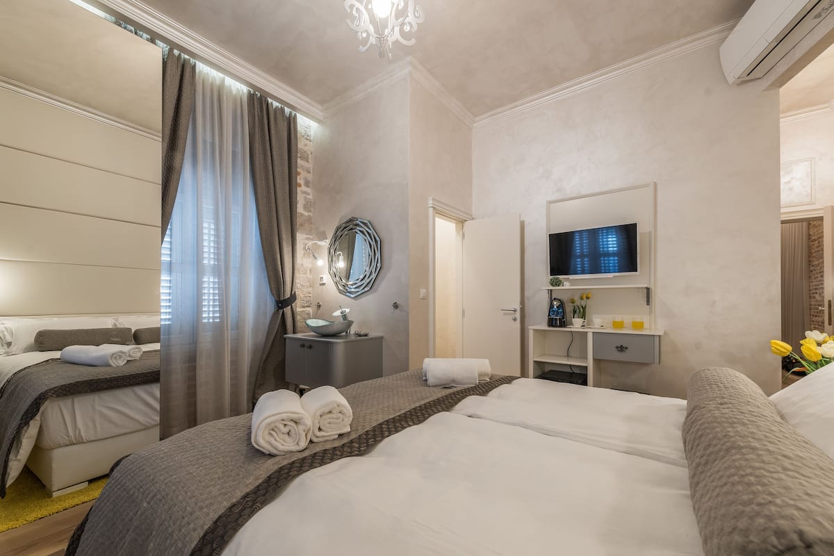 Design Double or Twin Room, 1 Bedroom, City View(Room 12) | Biancheria da letto di alta qualità, minibar, una cassaforte in camera