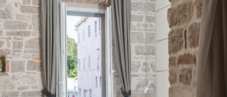 Design Double or Twin Room, 1 Bedroom, City View(Room 11) | Literie de qualité supérieure, minibar, coffres-forts dans les chambres