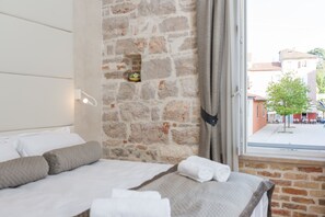 Design Double or Twin Room, 1 Bedroom, City View(Room 12) | Luxe beddengoed, een minibar, een kluis op de kamer