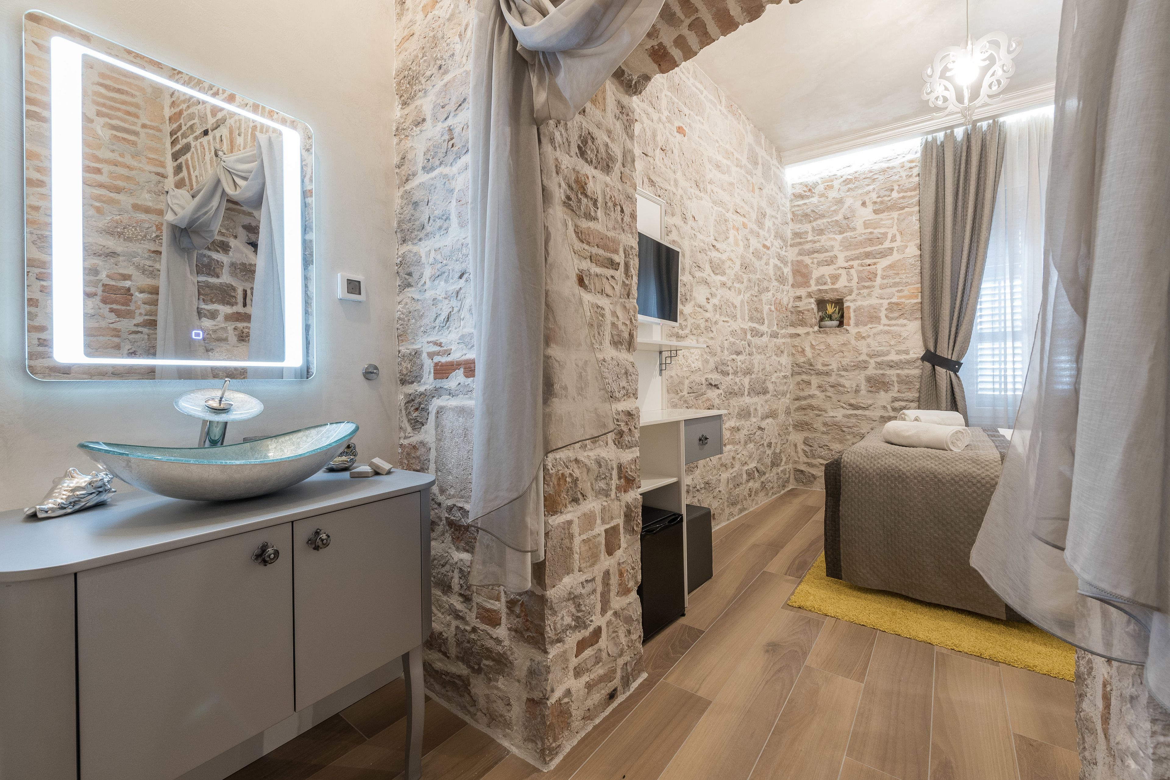 Design Double or Twin Room, 1 Bedroom, City View(Room 11) | Salle de bain | Douche, articles de toilette gratuits, sèche-cheveux