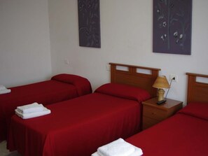 Dreibettzimmer | Individuell dekoriert, individuell eingerichtet, Schreibtisch