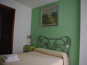 Quarto solteiro | Individualmente decorados, individualmente mobiliados, escrivaninha