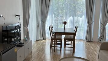 Family Room | Blackout curtains, free WiFi, bed sheets