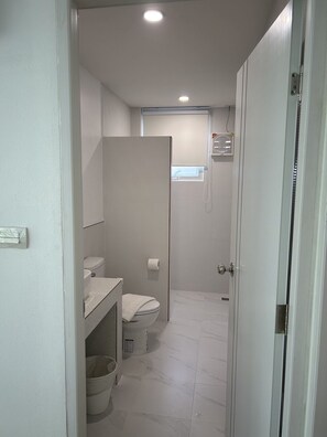 家庭套房 | 浴室 | 淋浴設備、免費梳洗用品、提供毛巾、番梘