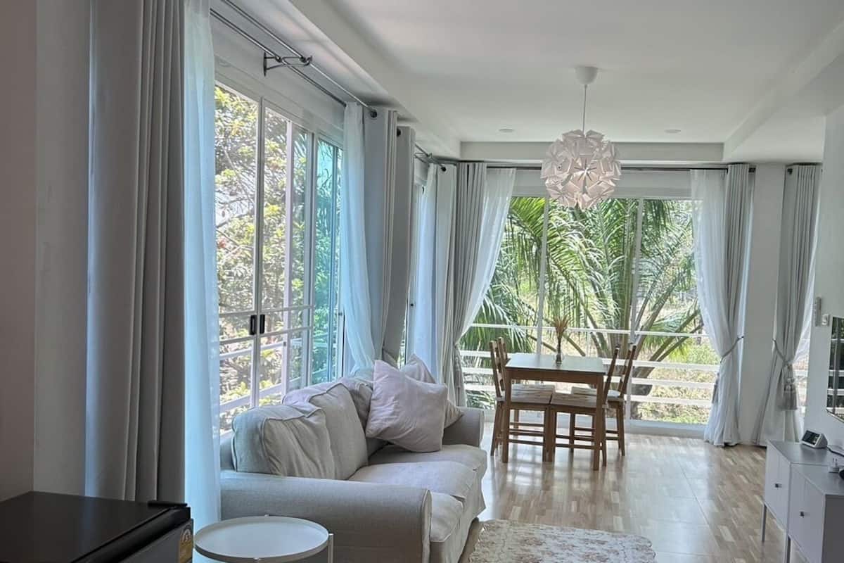 Family Suite | Living area | 32-inch LCD TV with satellite channels, TV
