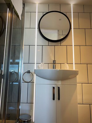 Double Room, Sea View | Bathroom | Shower, towels - Marina Court Hotel (Weymouth)