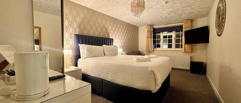 ห้องแฟมิลี่ (Ground Floor) | ห้องพักตกแต่งอย่างมีเอกลักษณ์, ตกแต่งพิเศษโดยเฉพาะ, เตารีด/โต๊ะรีดผ้า