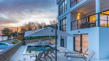 AuĂenpool (je nach Saison geöffnet), Sonnenschirme, LiegestĂŒhle