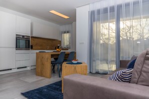 Huoneisto, 2 makuuhuonetta, osittainen merinäköala | Olohuone | Taulutelevisio