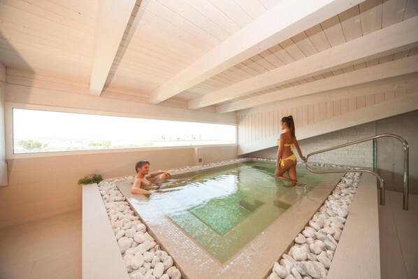 Sauna, bain à remous, hammam, soins d'aromathérapie, massages