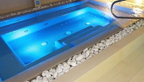 Sauna, hot tub, Turkish bath/hammam, aromatherapy, massages