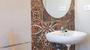 Artículos de higiene personal gratuitos, secador de pelo y toallas
