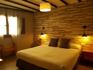 Escritorio, wifi gratis y ropa de cama 