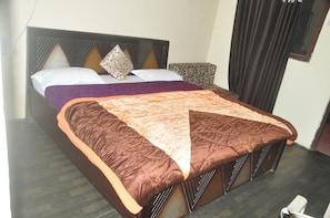 Deluxe Room | Rollaway beds, free WiFi