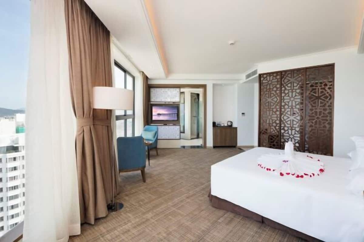 1 bedroom, premium bedding, minibar, in-room safe