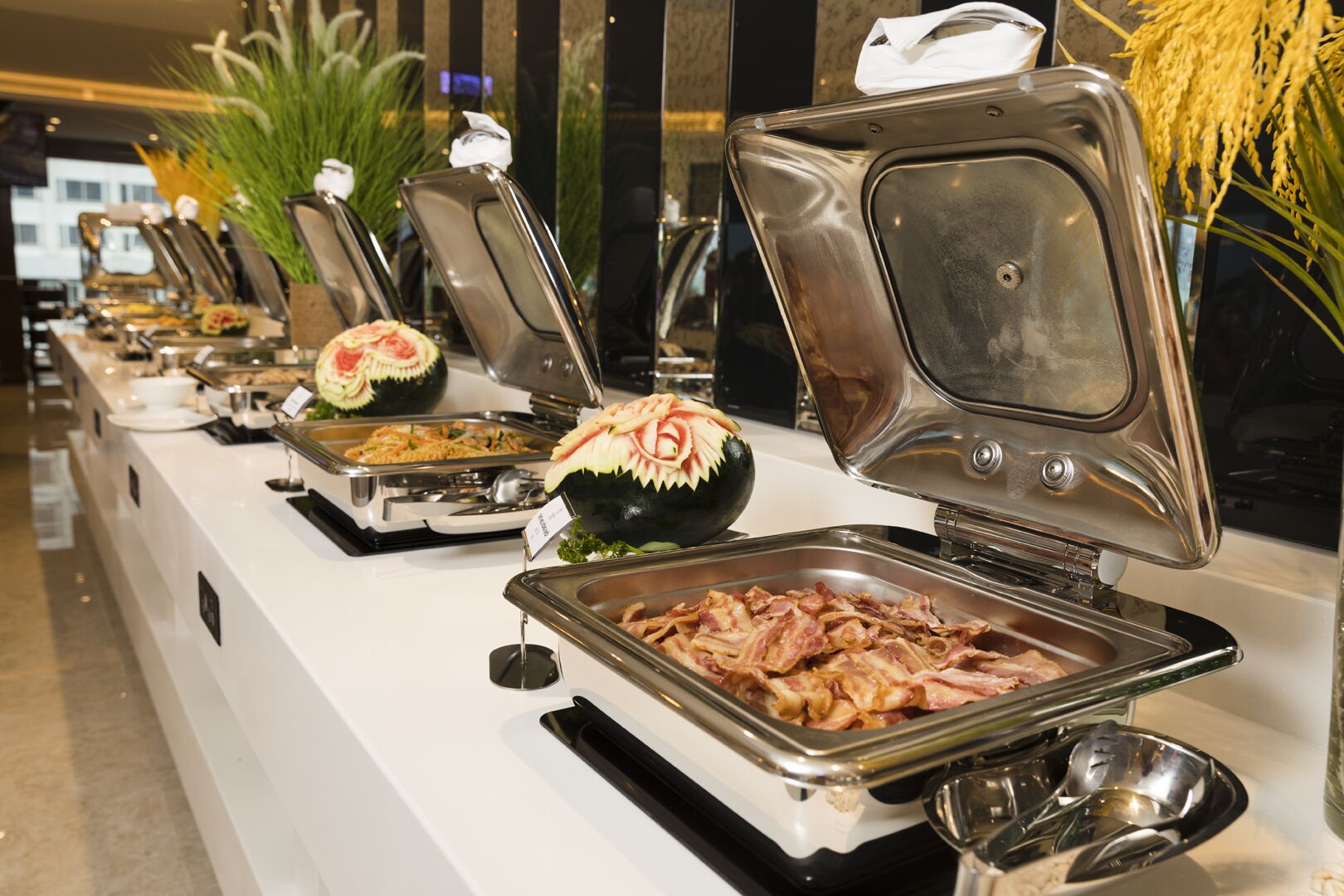 daily buffet breakfast (vnd 310000 per person)