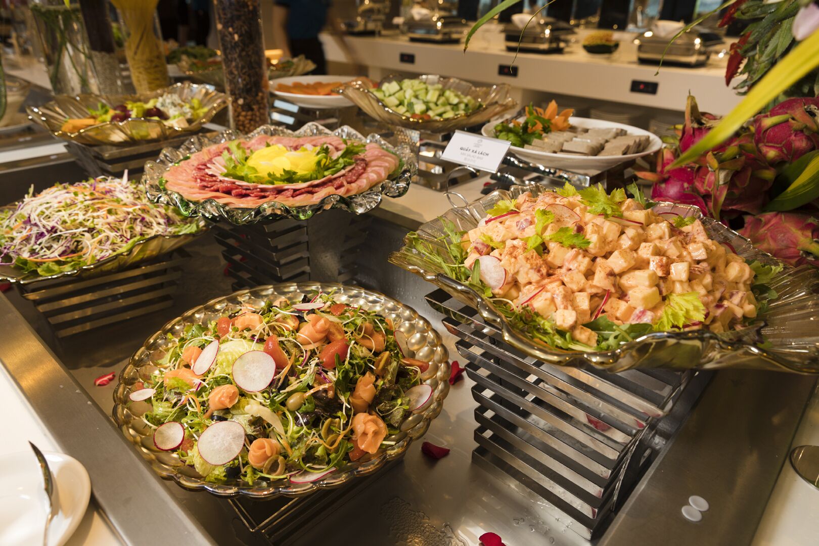 daily buffet breakfast (vnd 310000 per person)