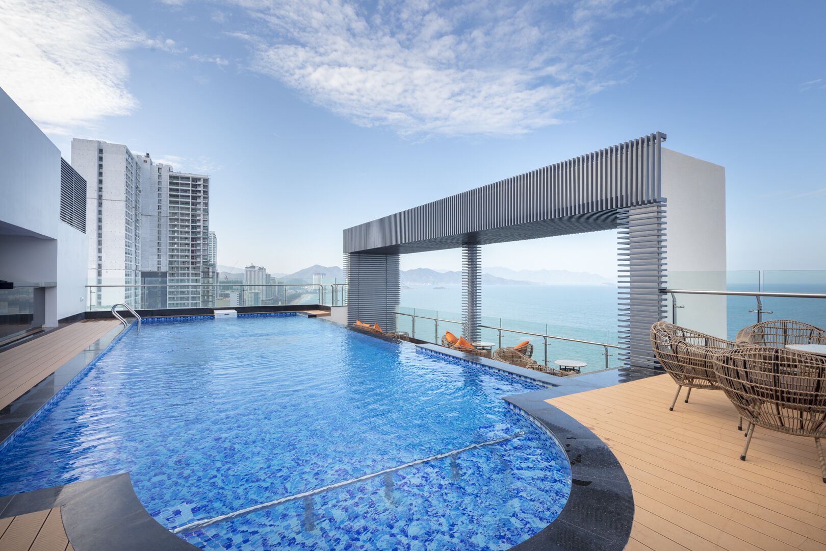 outdoor pool, open 6:00 am to 10:00 pm, pool loungers