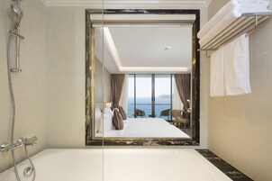 Premier Deluxe Twin Room | Bathroom | Free toiletries, hair dryer, slippers, bidet