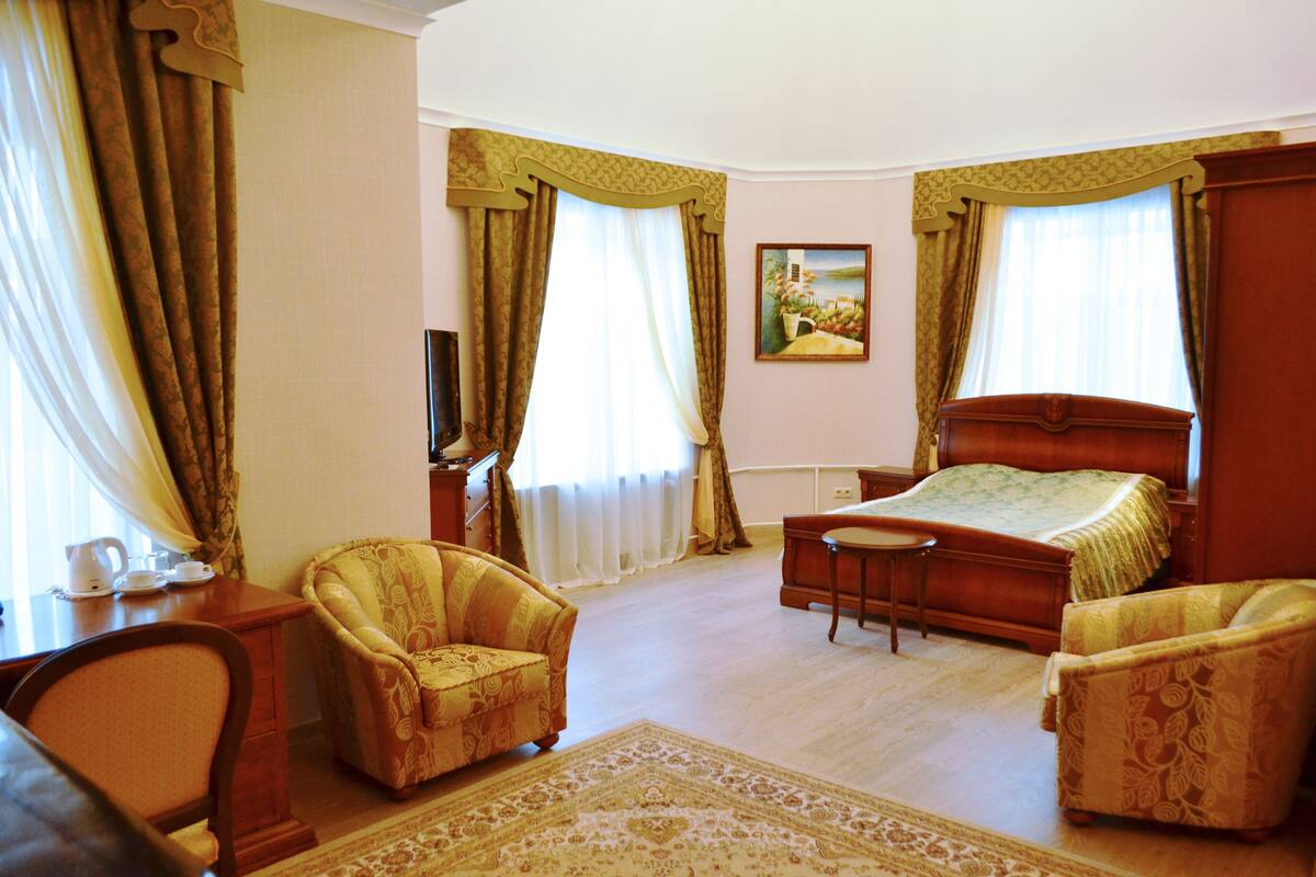 Junior Double Room | 1 bedroom, iron/ironing board, free WiFi, bed sheets