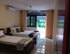 5 ห้องนอน, ห้องพักตกแต่งอย่างมีเอกลักษณ์, ตกแต่งพิเศษโดยเฉพาะ, โต๊ะทำงาน