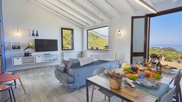 Vila Panorama, 2 kamar tidur | Area keluarga | Televisi layar datar 55-inci dengan saluran TV satelit dan TV