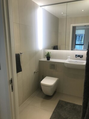 Bathroom - A1 Luxury Apartments (Wembley)