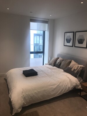Luxury-Apartment, Stadtblick | 1 Schlafzimmer, hochwertige Bettwaren, Bügeleisen/Bügelbrett, Bettwäsche