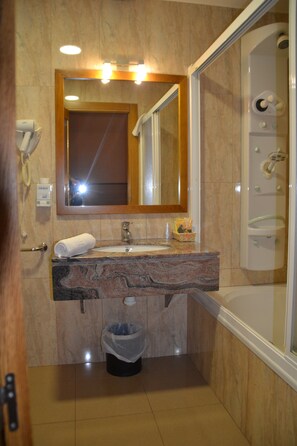 Suite | Bathroom | Free toiletries, towels - Hotel Pio XII Jumilla (Jumilla)