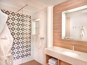 Ducha, artículos de higiene personal gratuitos y secador de pelo