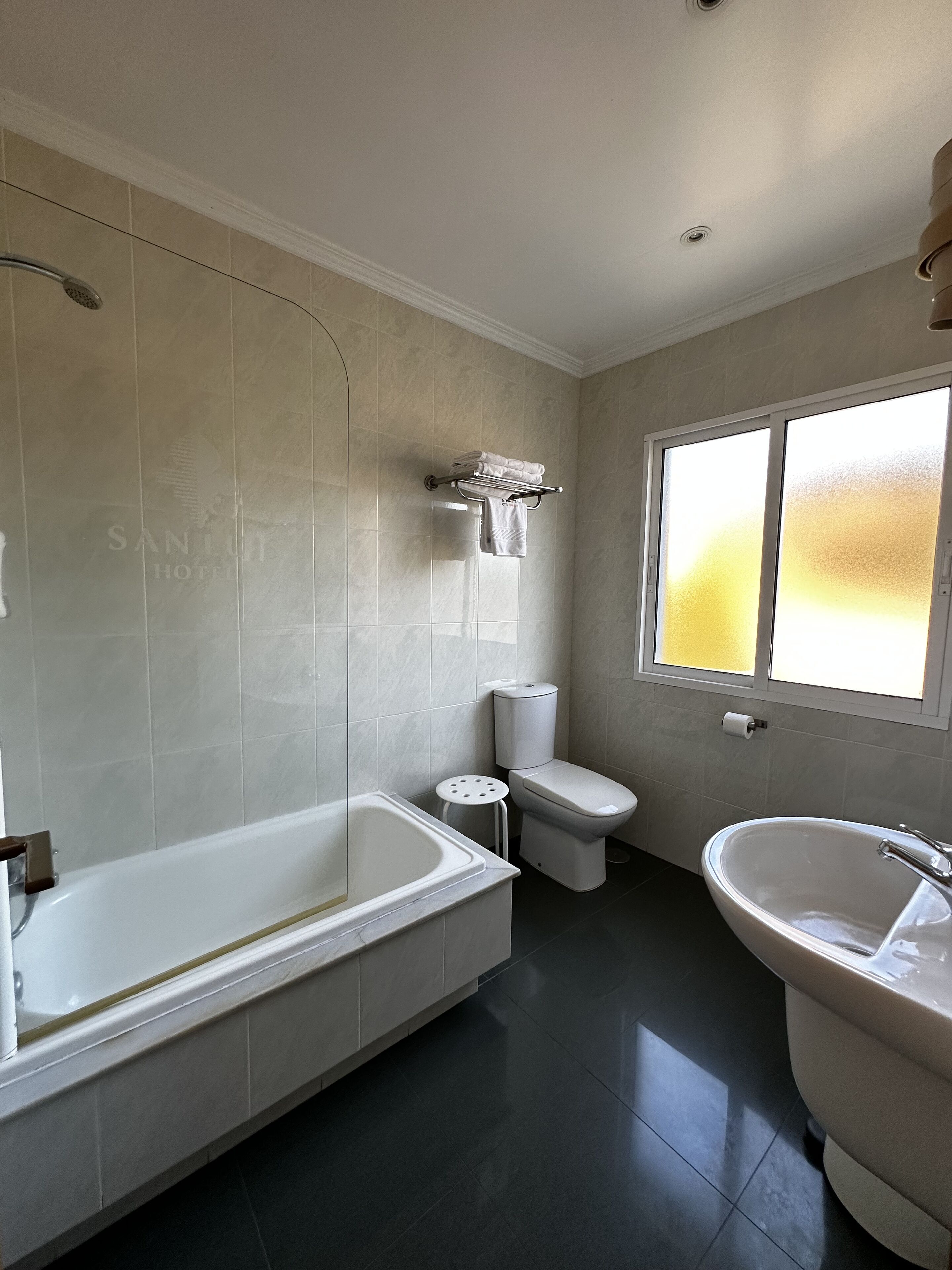Camera Standard con 2 letti singoli | Bagno | Vasca da bagno a immersione totale, soffione a pioggia
