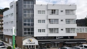 A multi-story hotel with a modern design, featuring a restaurant named 'Pitusca' and a hotel restaurant named 'HSI'.