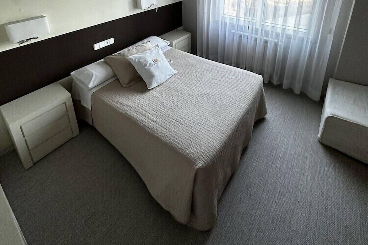 Escritorio, wifi gratis y ropa de cama