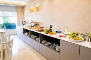 Free daily buffet breakfast