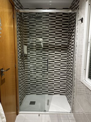 Standard Triple Room, City View | Bathroom - Hotel San Luis (Vilaboa)