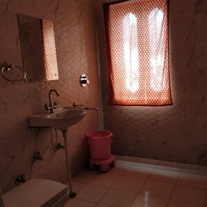 Quarto luxo (Non AC) | Banheiro | Chuveiro, chuveiro com efeito de chuva, produtos de toalete grátis 