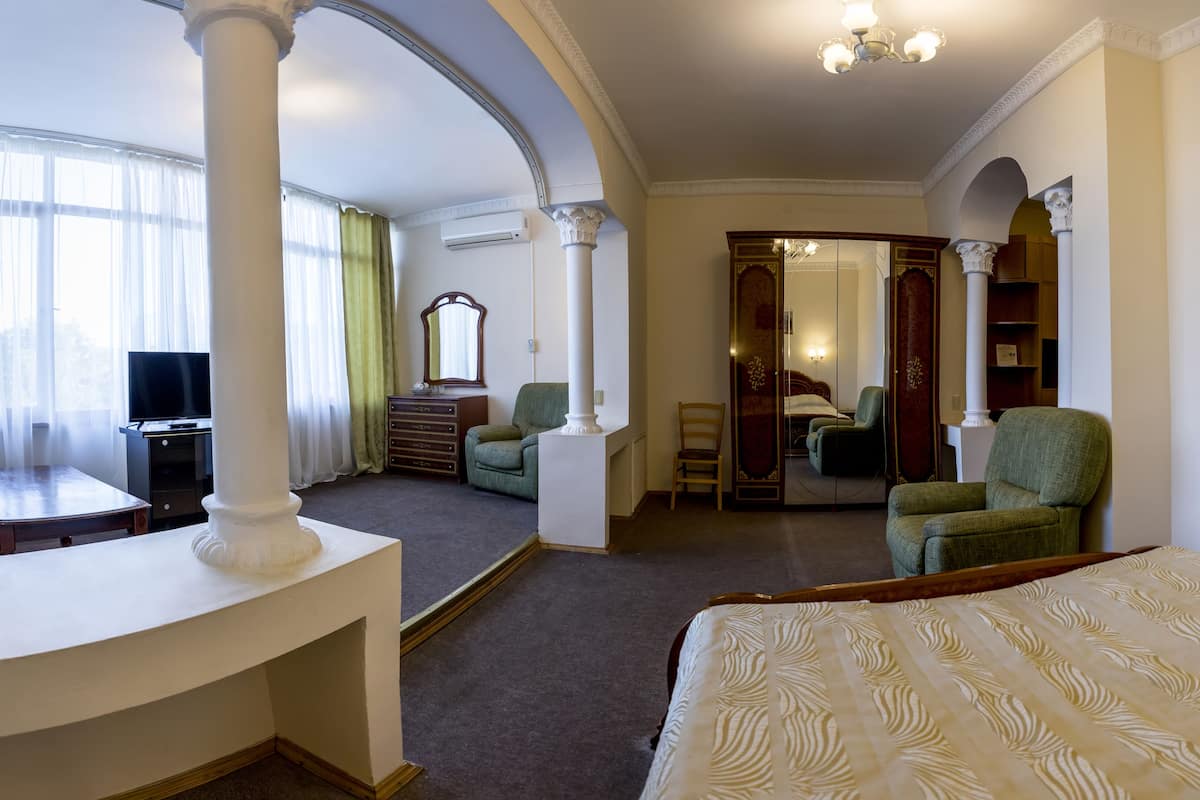 Suite estudio | Escritorio, cortinas opacas, sistema de insonorización