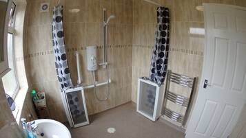Superior House, 3 Bedrooms | Bathroom | Shower, hair dryer, towels, shampoo