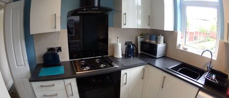 Superior House, 3 Bedrooms | Private kitchen | Full-size fridge, microwave, oven, stovetop