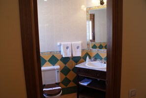 Ferienhaus, 6 Schlafzimmer, eigener Pool | Badezimmer | Kostenlose Toilettenartikel, Haartrockner, Bidet, Handtücher