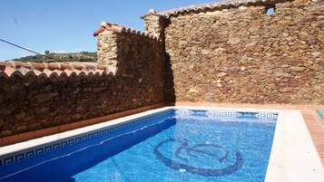 Außenpool (je nach Saison geöffnet), Liegestühle