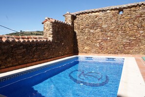 Außenpool (je nach Saison geöffnet), Liegestühle