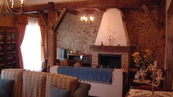 Ferienhaus, 6 Schlafzimmer, eigener Pool | Wohnbereich | Kamin