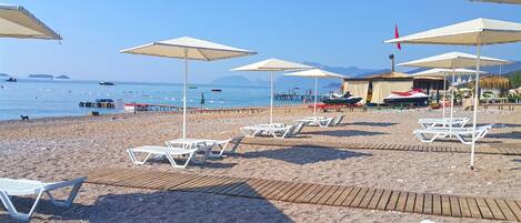 Lettini da mare, ombrelloni