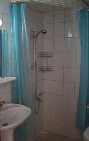 Dusche, kostenlose Toilettenartikel, Hausschuhe, Handtücher