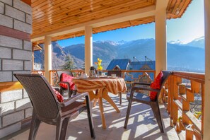 Outdoor dining - V Resorts Kalinga Premium Villa Manali (Manali)